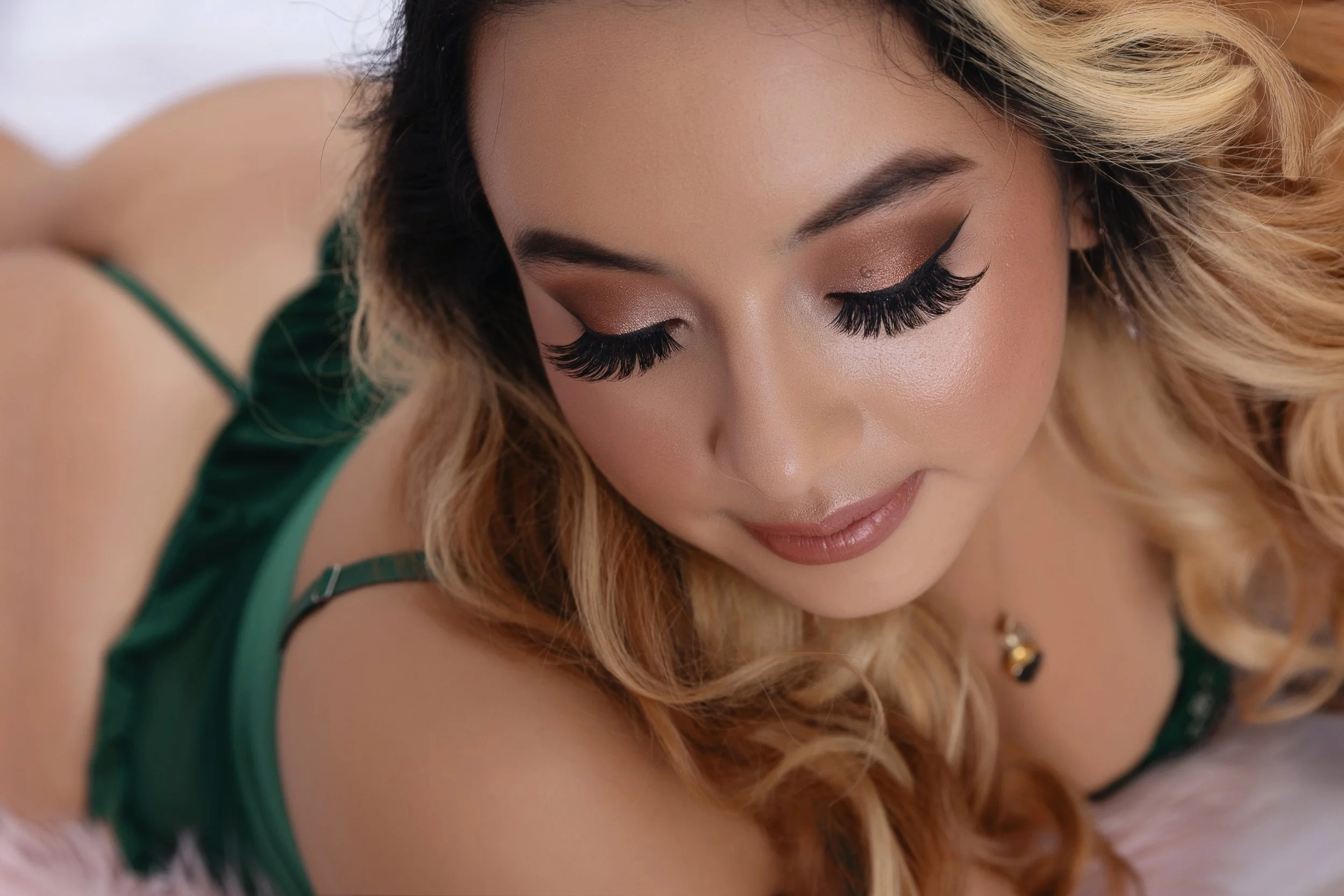 Curvy woman's testimonial of the boudoir experience in chicago