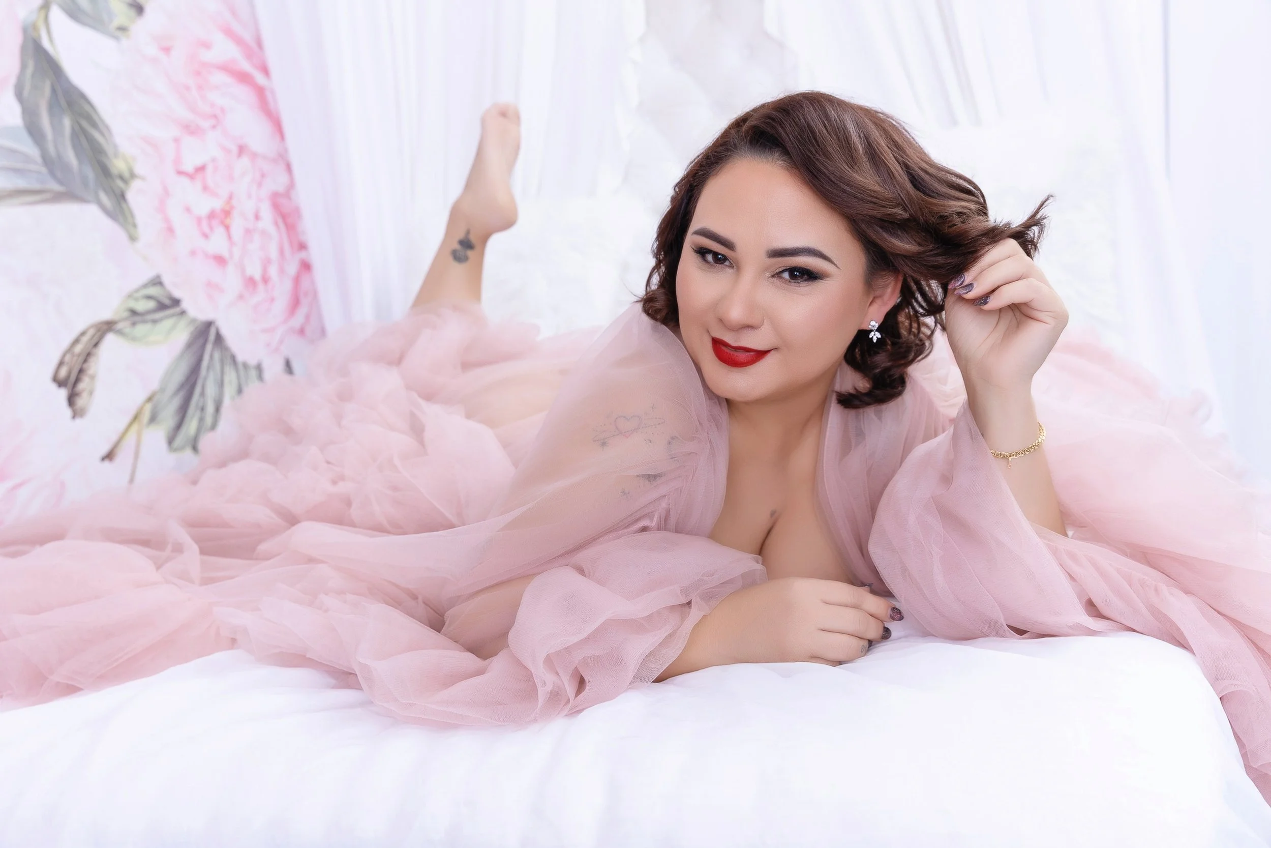 Stylized short hair for a sexy boudoir session