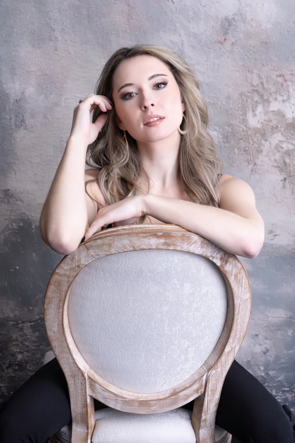 Woman posing during a Chicago boudoir photoshoot