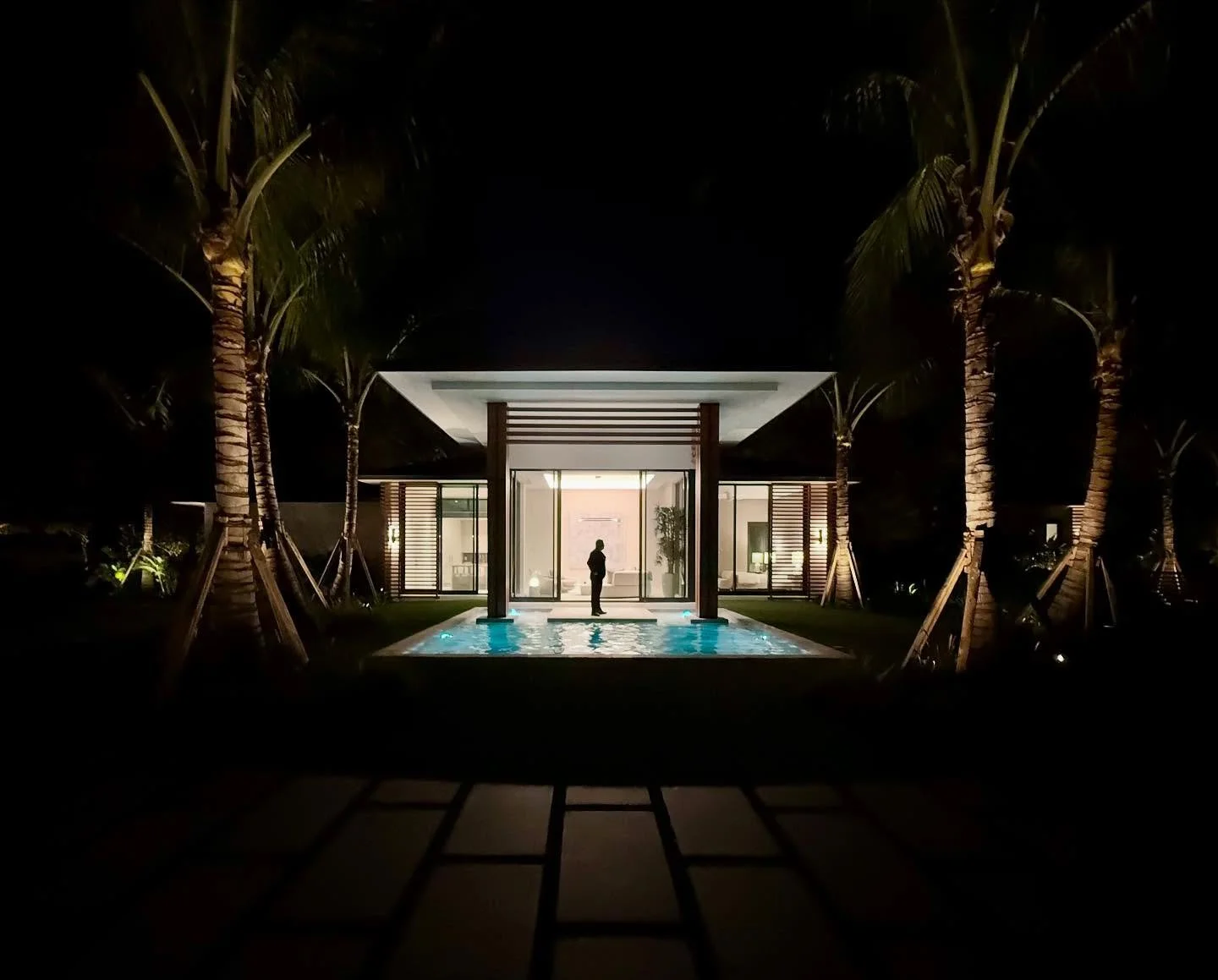 We love this dramatic shot of our award-winning residential project in Palm Beach Gardens that captures the elegance and stillness of this serene space. 
@affinitiarchitects @stammdevelopmentgroup @thedecoratorsunlimited #landscapearchitecture #resi