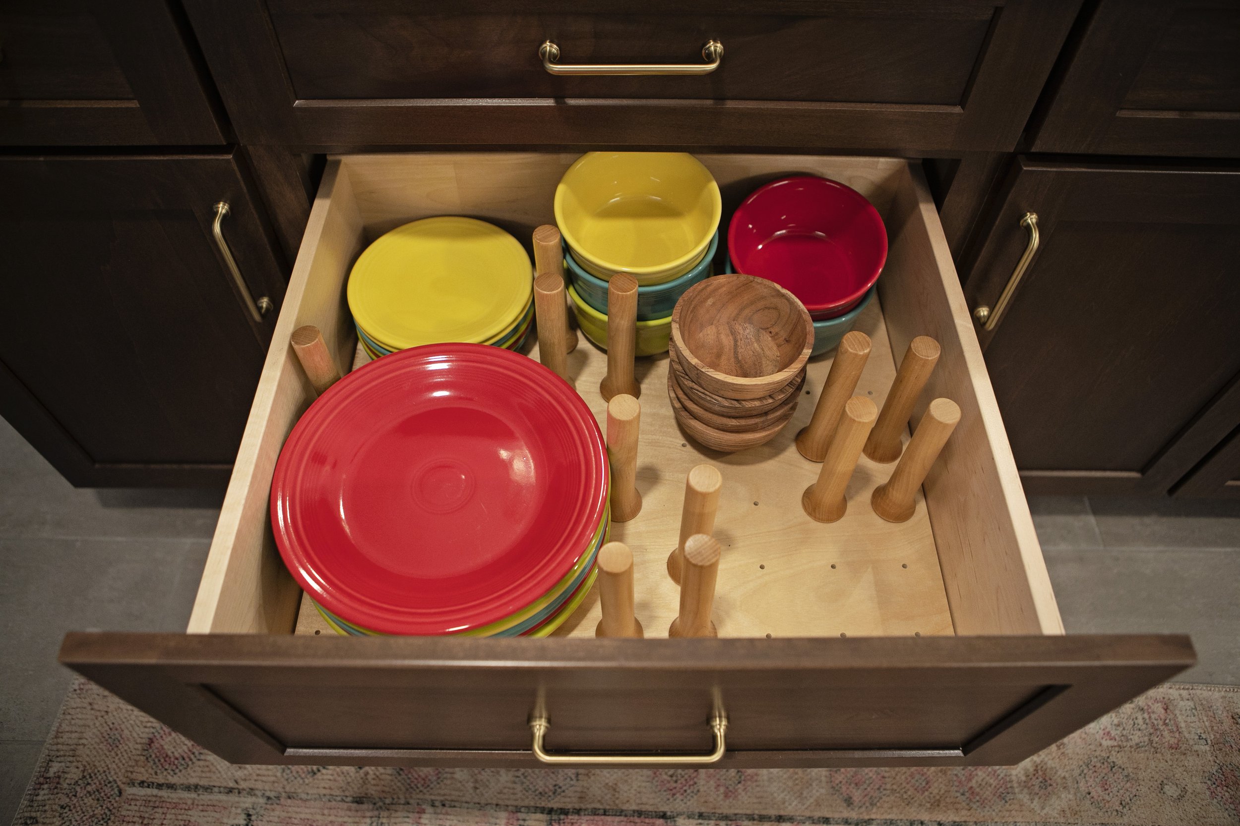 Plate organizer inside a drawer