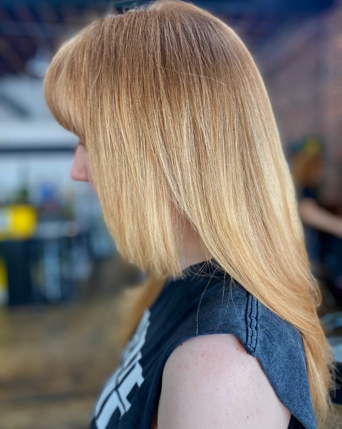 𝐻𝒾𝓂𝑒~ (｡・‧̫・｡) ♡ 

I had the absolute pleasure of doing my first ever (and their first ever) Hime cut! They wanted the shorter bits to come down longer almost bob length and we added some texture in there just to diffuse the bluntness of the shor