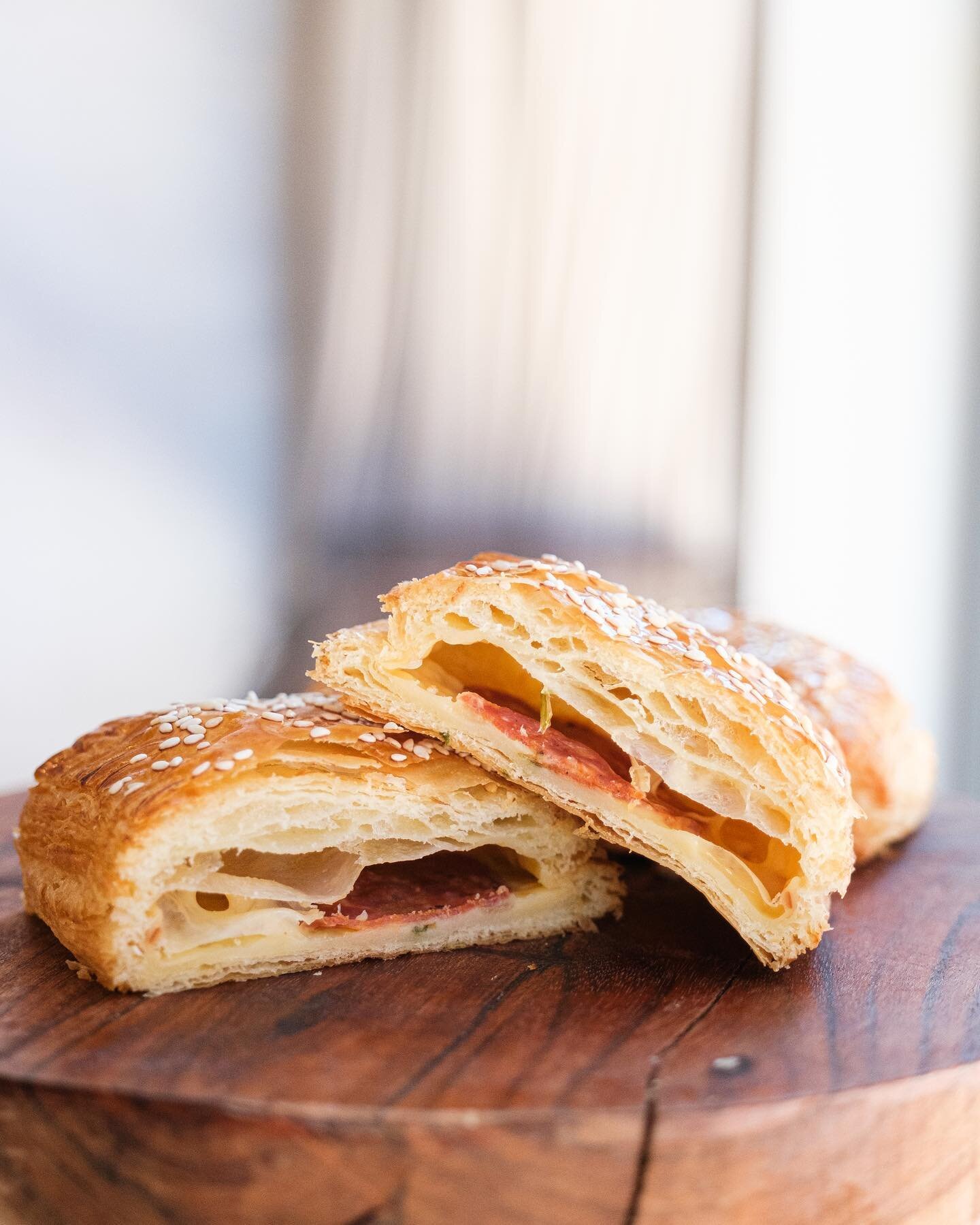 Start your Sunday with our Chorizo Cheese Pop Tart! 🧀
🏡 filled with Spanish Chorizo, Gouda cheese, and green onions. 🤤

.
.
.
.
.
#sundaymorningbakehouse #bakehouse #croissants #alldaybreakfast #dmvbrunch #dmvcafe #marylandcafe #pikeandrose #coffe