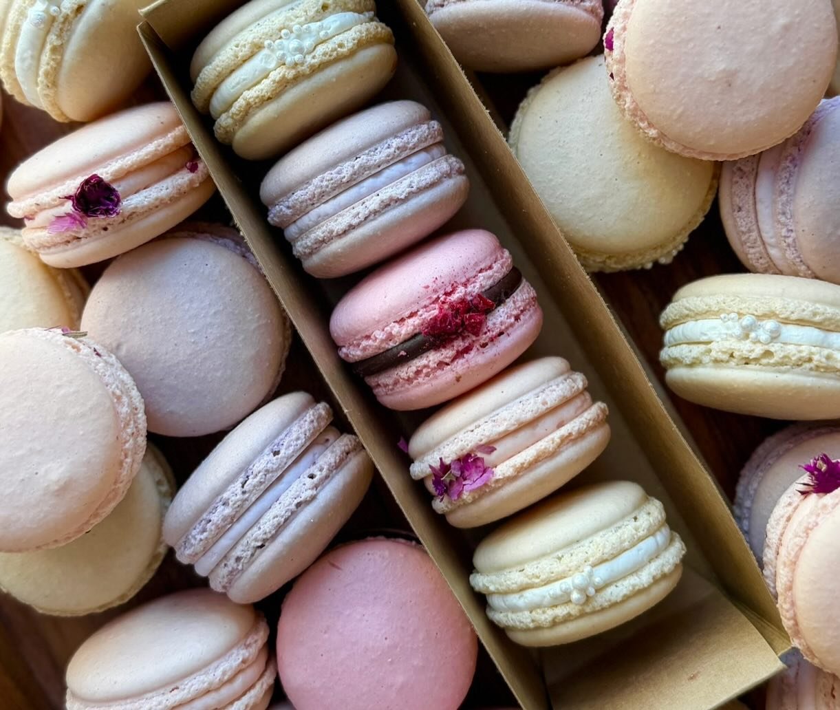 Moms make the world go round 🌷💐 

Mothers&rsquo; Day preorders now live! Get your orders in before they&rsquo;re all gone. Order pick-up for both locations on Sunday, May 10th 8am-3pm 💕

www.sundaymorningbakehouse.store
