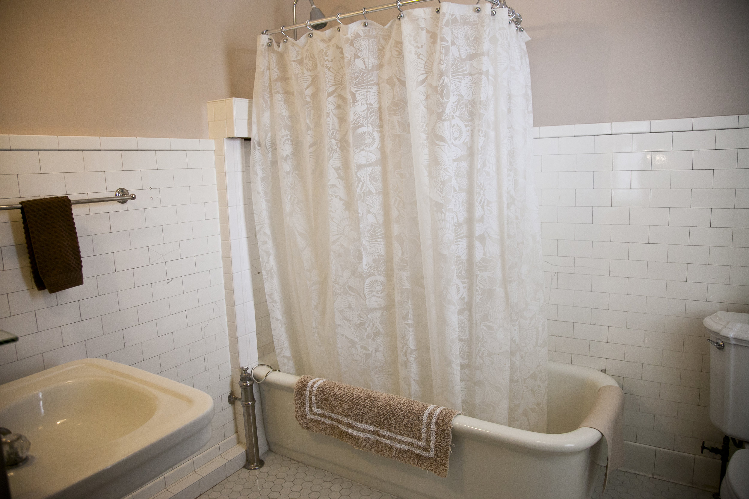 Rm2Bath(2)_large-1253.jpg