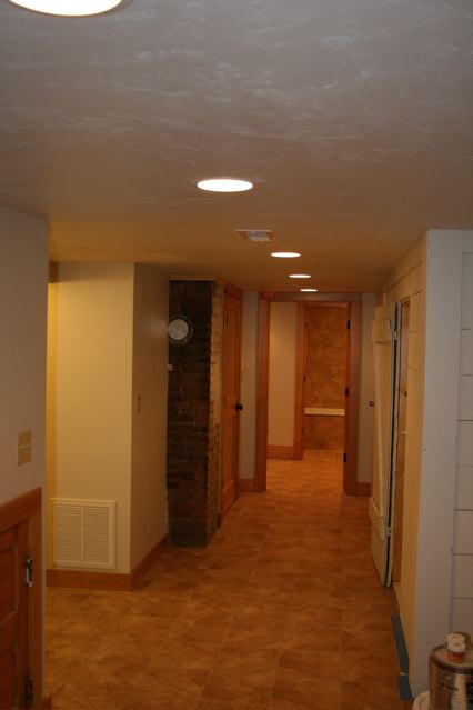 630 Silver Downstairs hall Craigs Lst.jpg