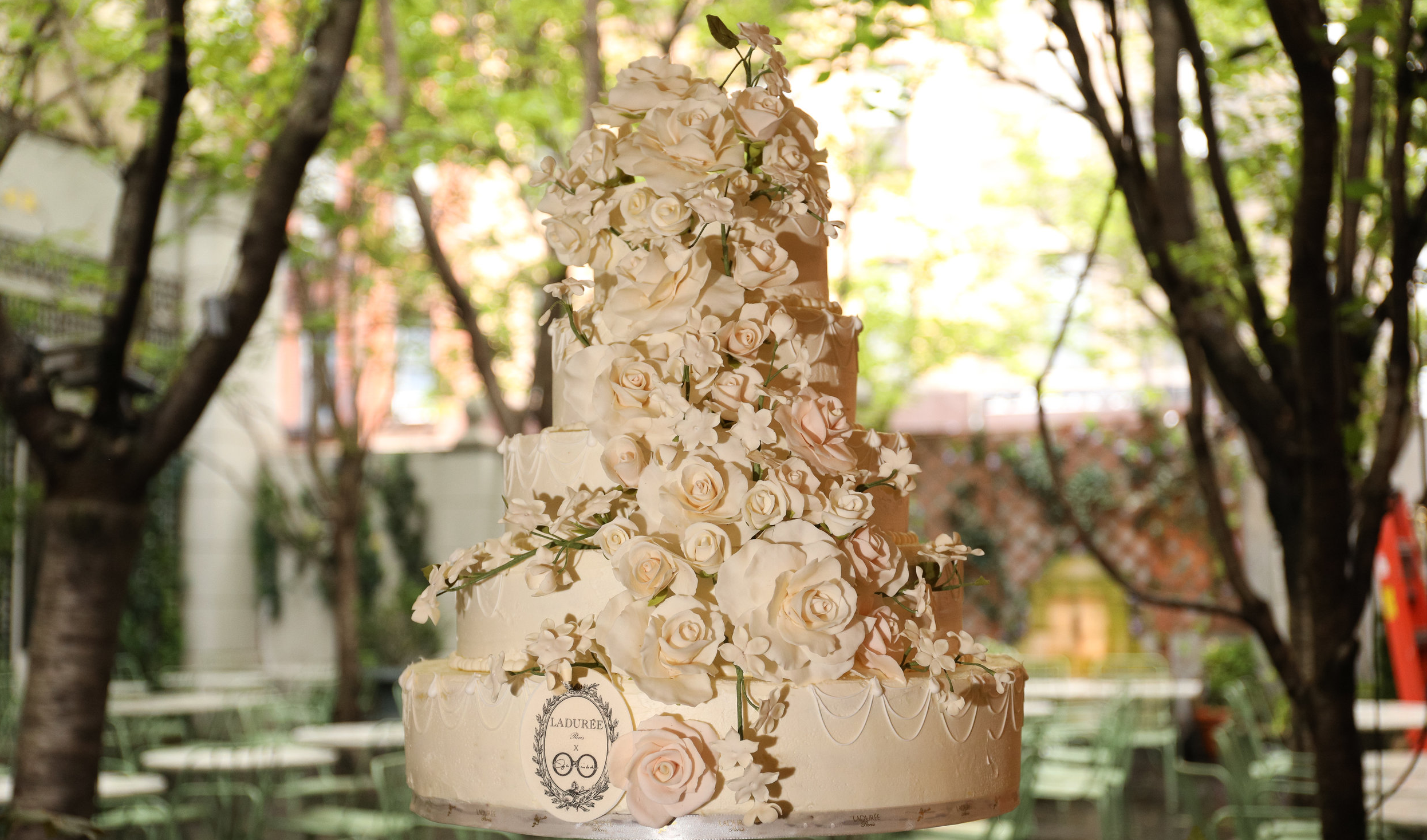 Sylvia Weinstock pour Ladurée Wedding Cake. Available upon request.