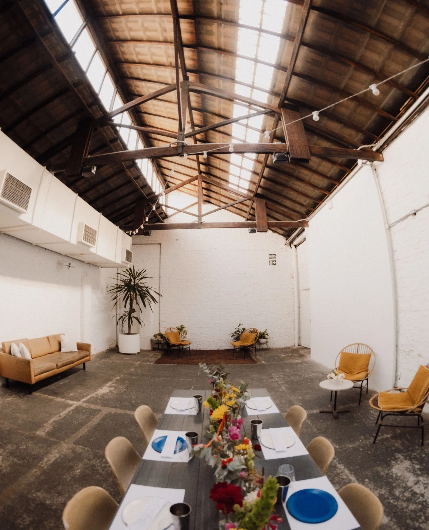 que lindo esse lugar aqui para a confra da sua firma - com comida boa,  tudo decorado - bem aconchegante e j&aacute; resolvido, hein?⁠
⁠
para facilitar a vida (sim, n&oacute;s sabemos que voc&ecirc;s est&atilde;o cansados) a gente bolou um &quot;esco