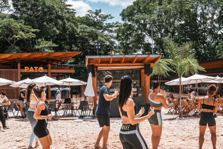 MUITO ALÉM DE UM RESTAURANTE: FORRÓ, YOGA E PÉ NA AREIA