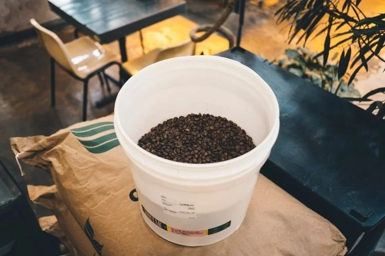 balde de café sobre uma saca de café no Futuro Refeitório