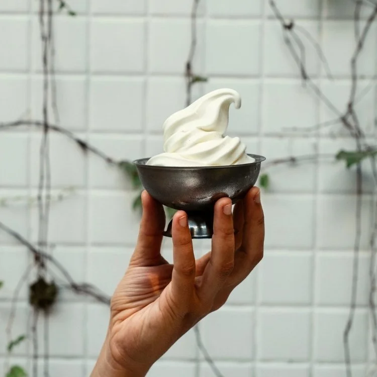 pessoa segurando um pote de sorvete soft no Futuro Refeitório, em Pinheiros.