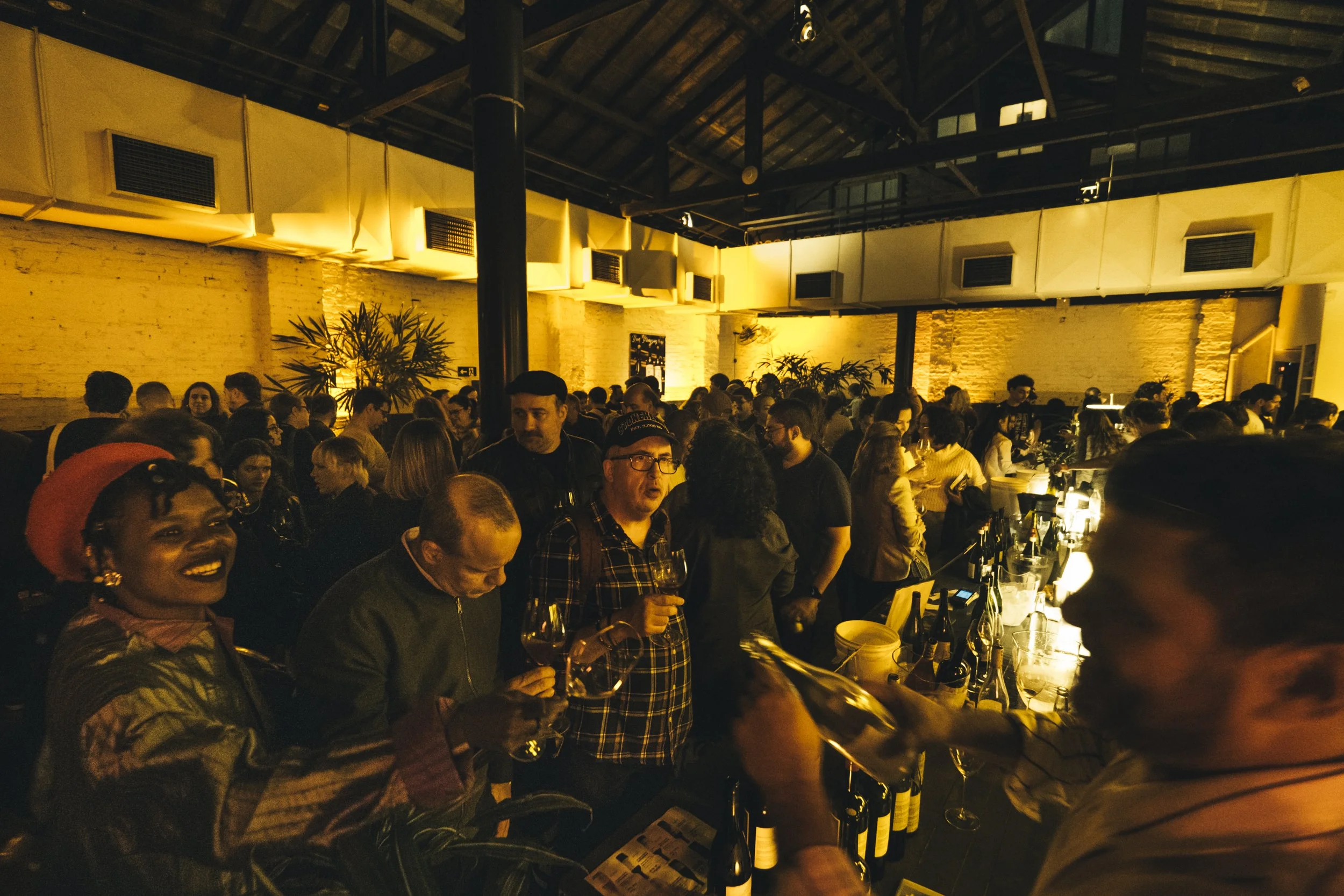 pessoas reunidas dentro do salão do futuro refeitório na feira de vinhos Segunda Taça
