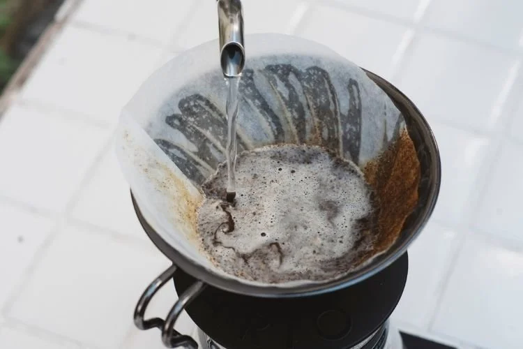 café especial sendo preparado no método de filtragem v60