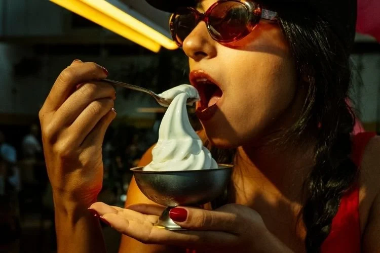 Pessoa tomando sorvete soft de máquina no Futuro Refeitório