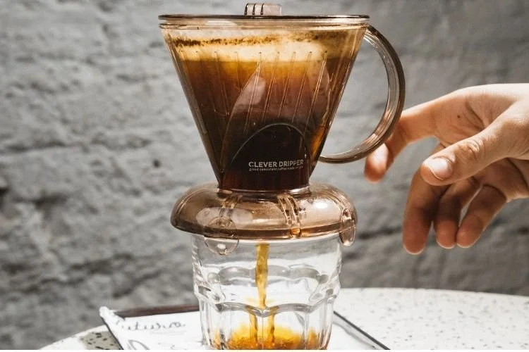 Pessoa usando uma clever - método de preaparação de café especial - no Futuro Refeitório