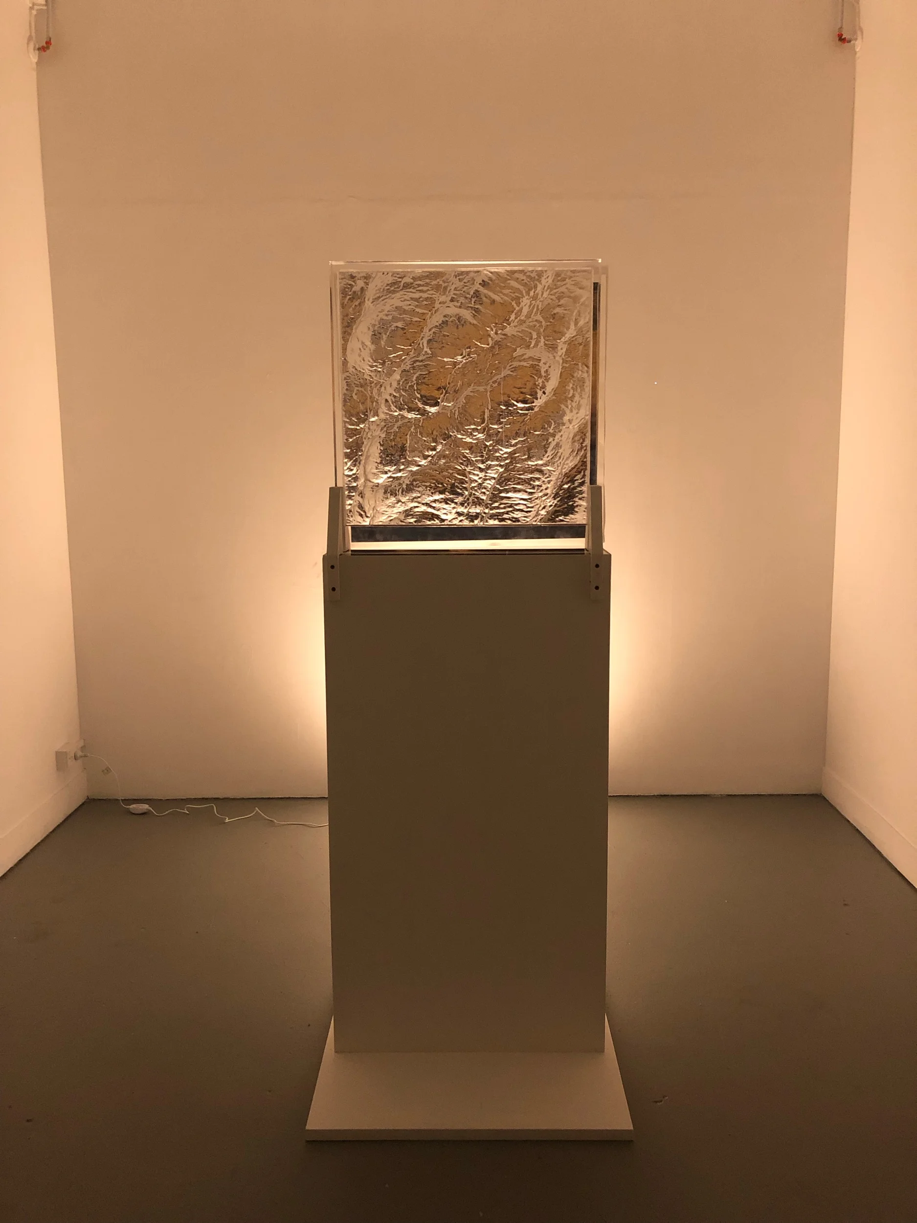  A reverie on a digital entropy. Multi dimensional perspex ocean surface/billowing cloud. Refracted by an augmented pixelated cloud painting. Making the immaterial, material. 3d sculpture of stopped time. @coca_massey&nbsp; 