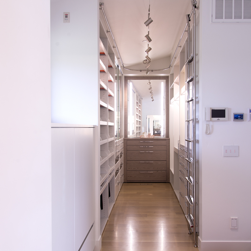 walk-in closet lacquered color