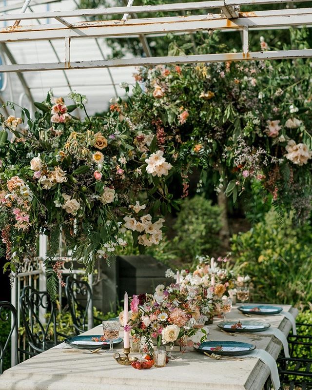 A sneak peek of @miluna.studio Sydney workshop. Table arrangements and the incredible 3D hanging installation created by all the students together. 
I Am proudly to be part of the amazing team with all talented vendors below.
Stylist// @marie_lilelem