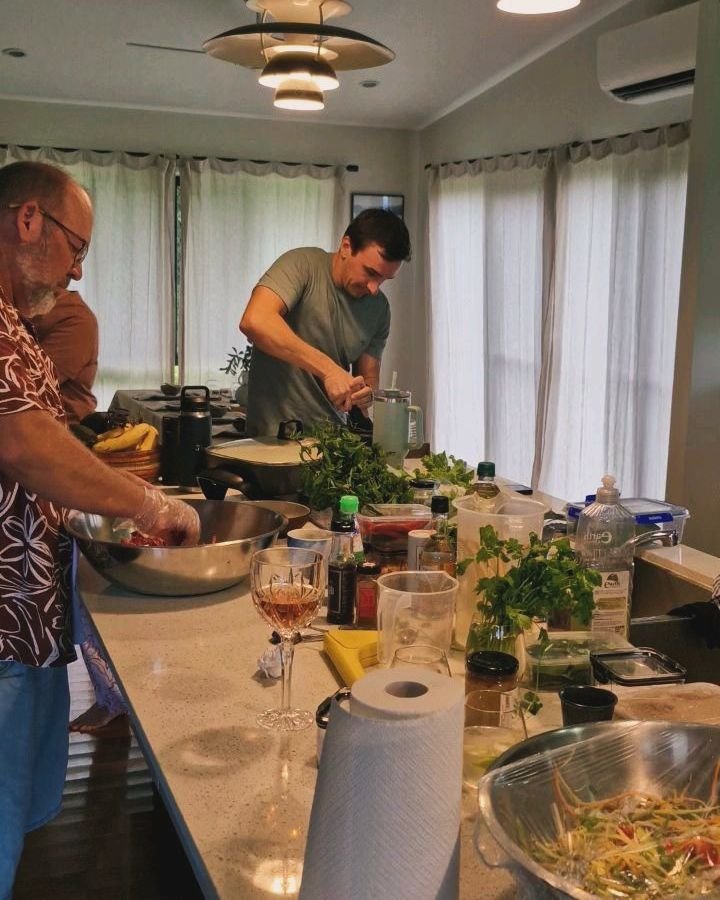 Good food with family &amp; friends is pretty much all I want in life.  Cooking class with @onehungrymumma. Great experience and the food 🤌🏼