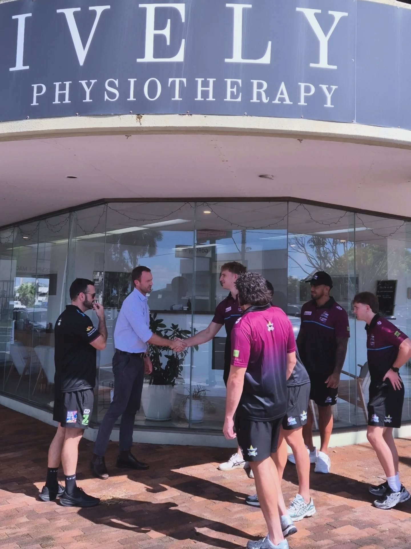 Quick catch up with the @mackaycutters this morning. We are really stoked to be Physiotherapists for the girls &amp; guys this year.  They're a great group to work with. 

Get down to their games.  Take a picnic rug, set up on the hill. Watch the gam