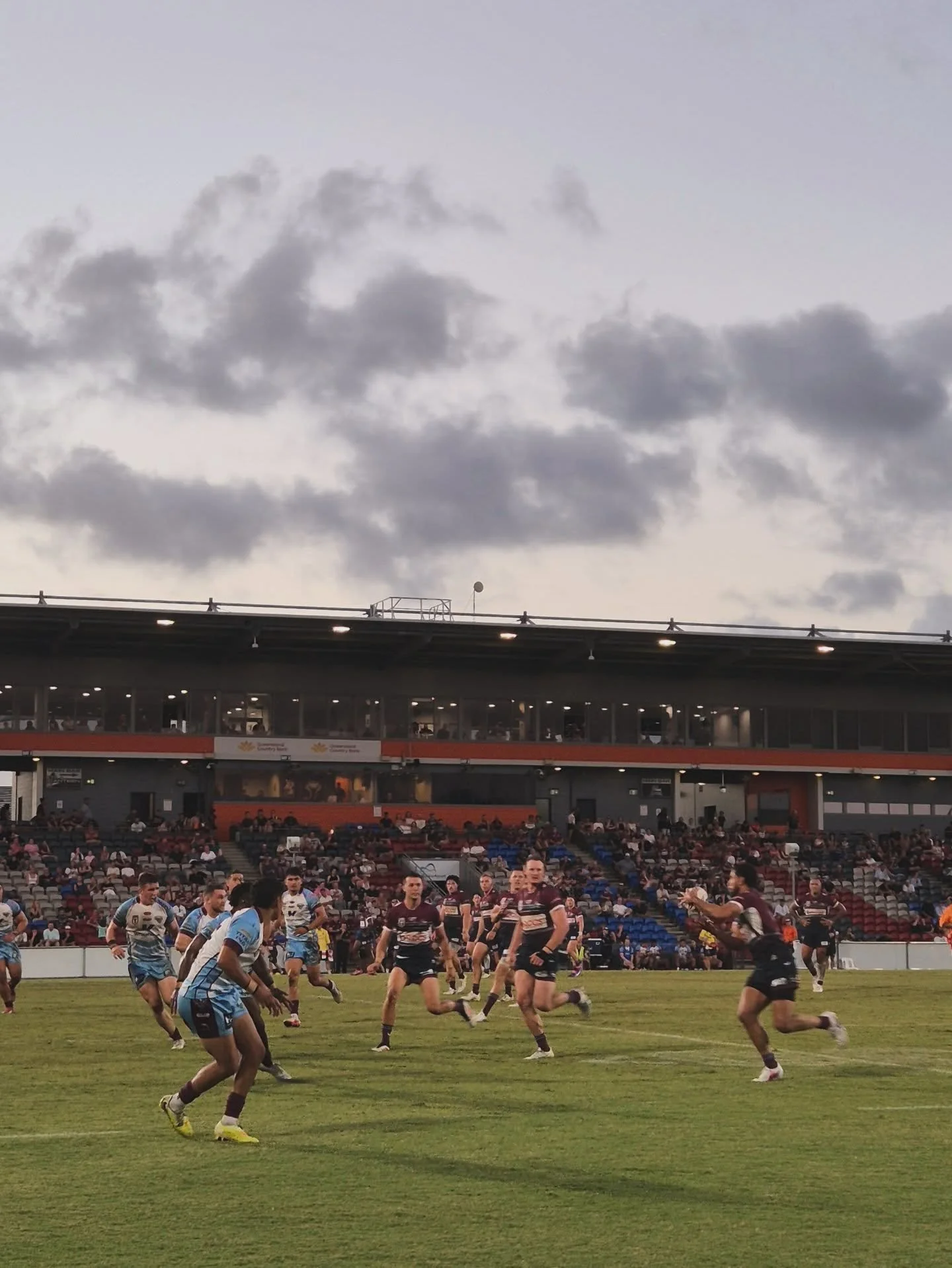Caught the guys game* from the hill with my pre-game entertainment. 24-10 to the @mackaycutters 👏🏼👏🏼

*Half of the game. Before kids start falling asleep on the hill. 

@the_lively_health_club
#Mackay #MackayLiving #GetLivelyMackay
