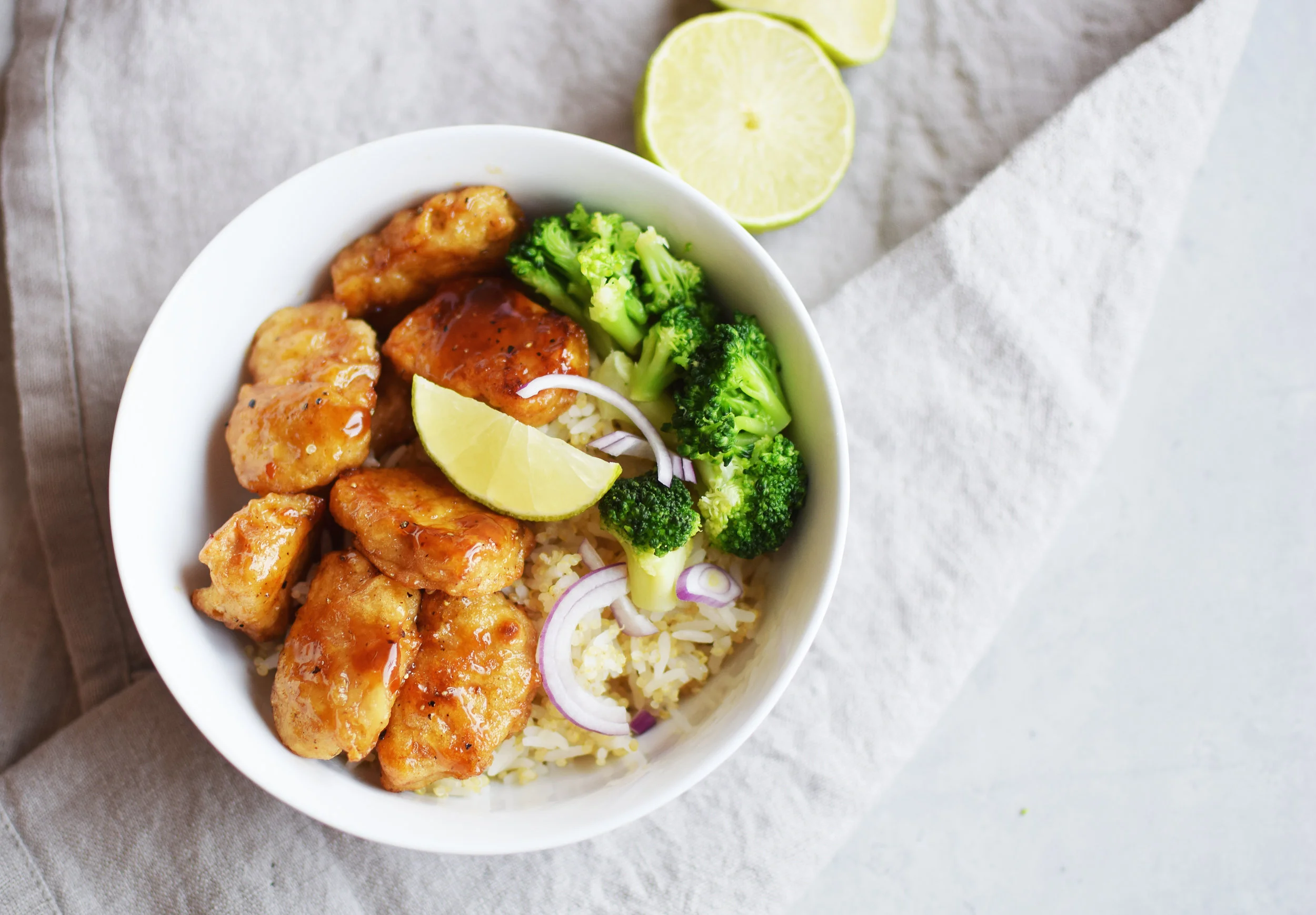Gardein Mandarin Orange Crispy Chick'n här serverad med en blandning av kokt jasminris/vit quinoa, broccoli och rödlök.