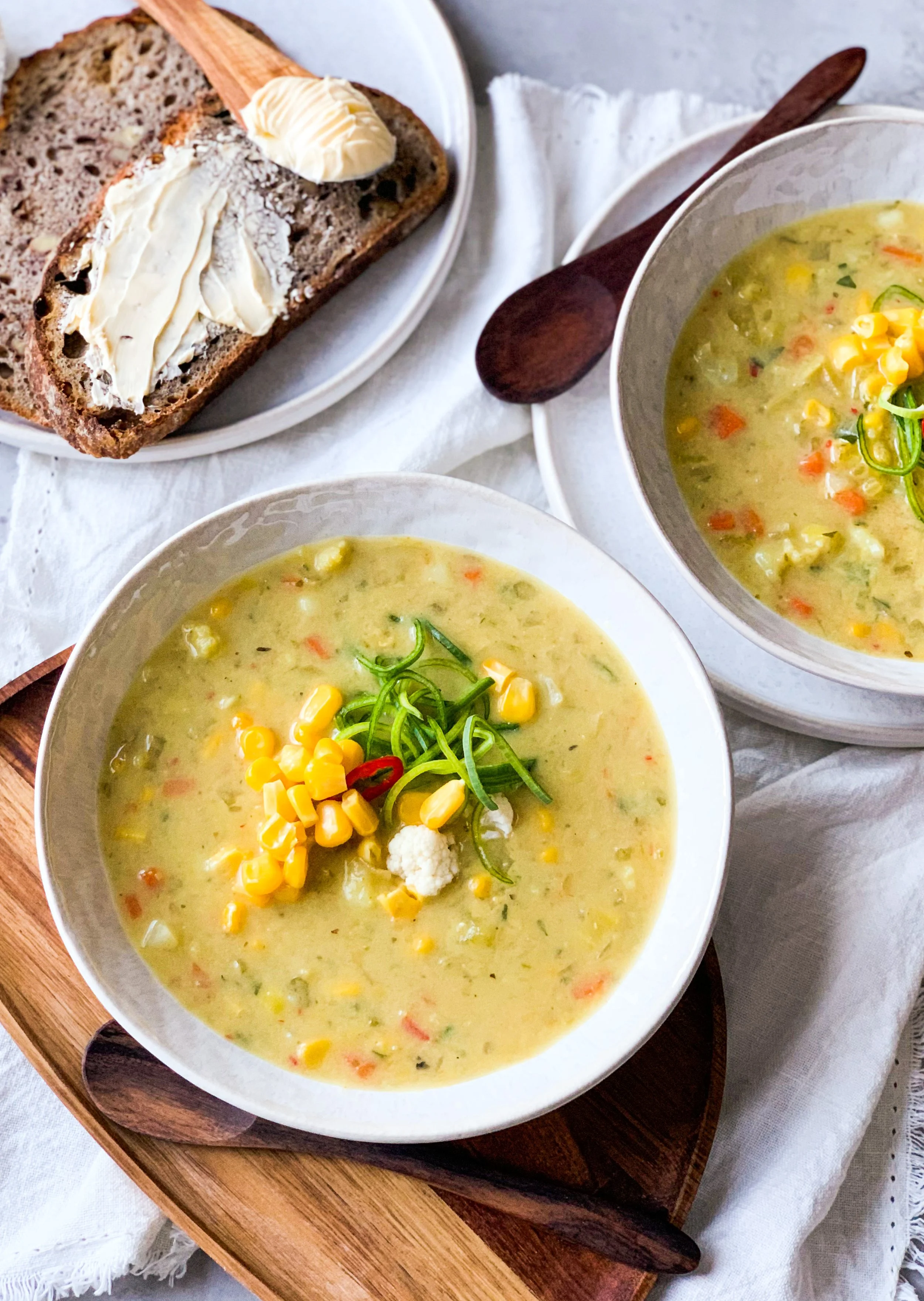 Vegansk gräddig grönsakssoppa med blomkål, majs och chili