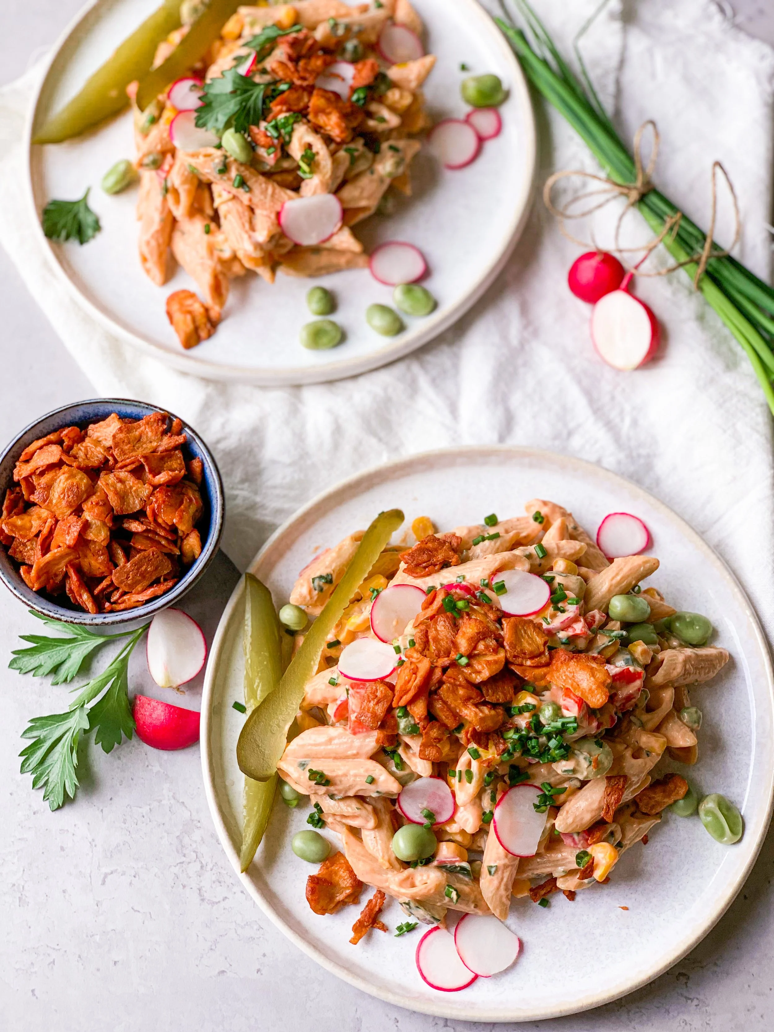 Vegansk krämig pastasallad med knaperstekt vegobacon