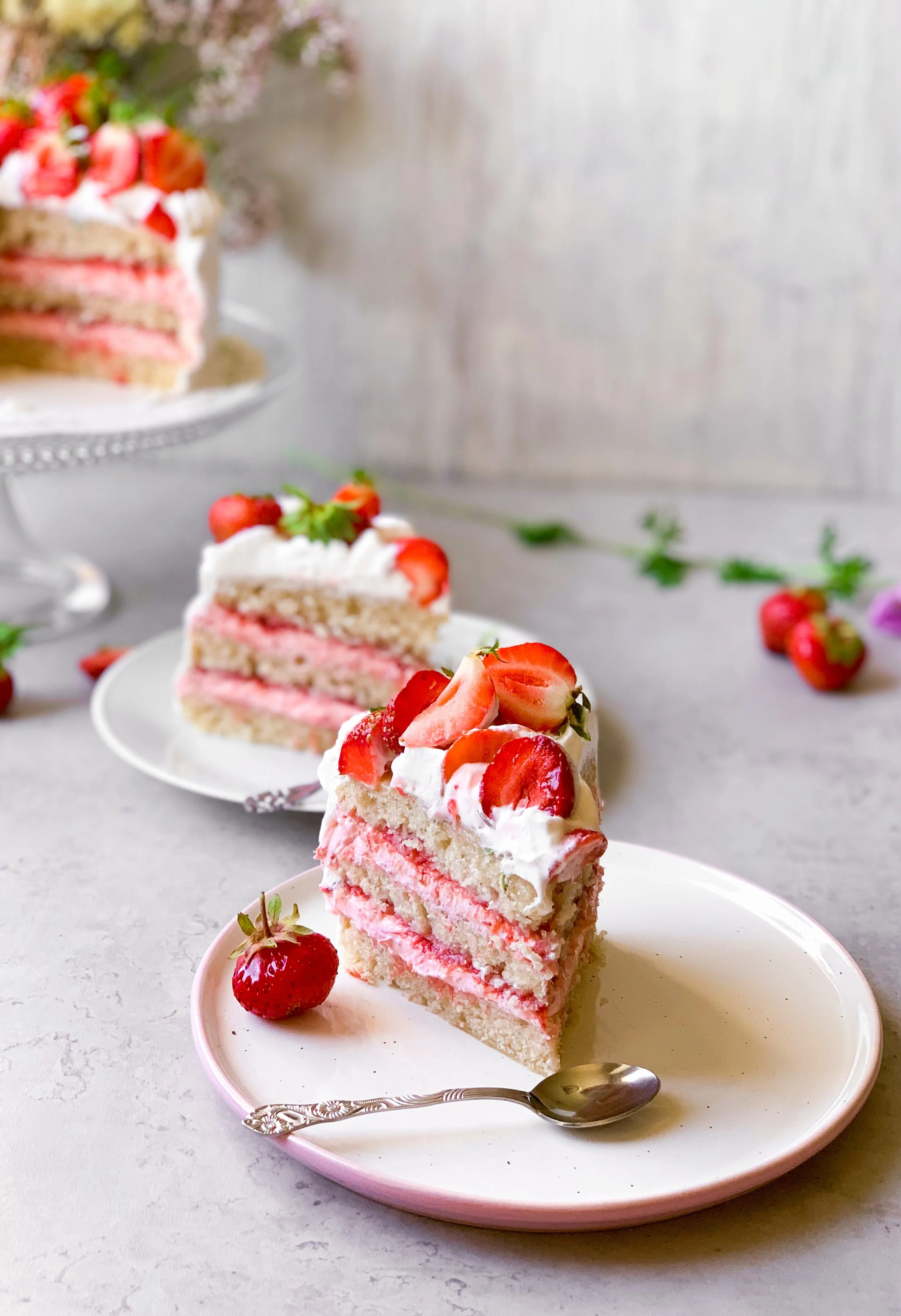 Vegansk jordgubbstårta med jordgubb och rabarbermousse