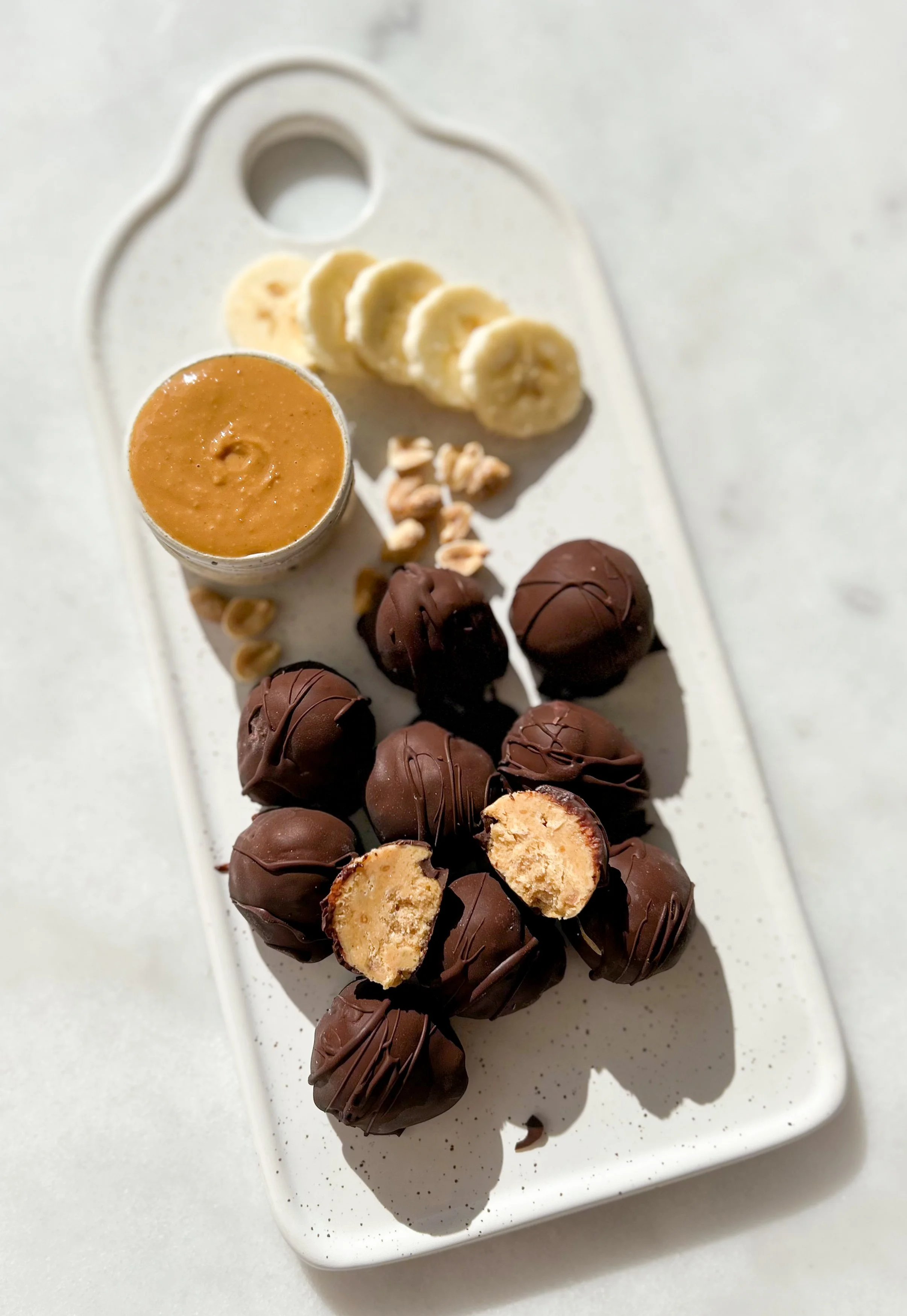 Chokladpraliner med jordnötssmör och banan 