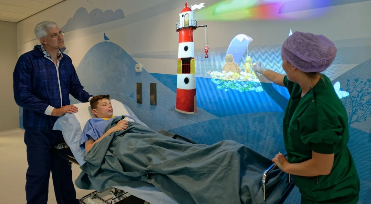 Ook ruimtelijke ingrepen in het ziekenhuis zouden een rol kunnen spelen bij het vormgeven van de juiste slaaphygiene. In het Juliana kinderziekenhuis zie je hoe ontwerpbureau Tinker de gang naar de operatiezaal speels ontsluit.