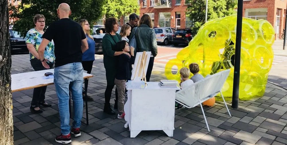 Een pop-up event in Leiden met een stilte-iglo van zwembanden waarin buurtbewoners zelf stilte op een verrassende manier kunnen beleven. Meer foto's op de blog .