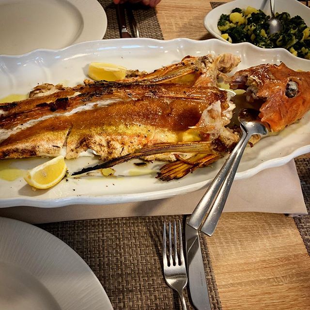 Gran sorpresa en zagreb , un pescado llamado Kokot, pez volador, 1,5 kg a la brasa. Mezcla de textura lubina y sabor a salmonete, muy sorprendente