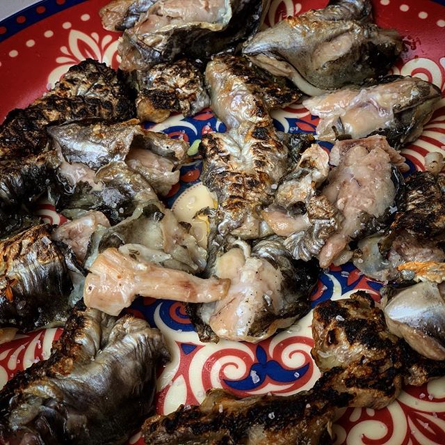 Cocochas al kamado, brasas y sal #micocinaesdetodos