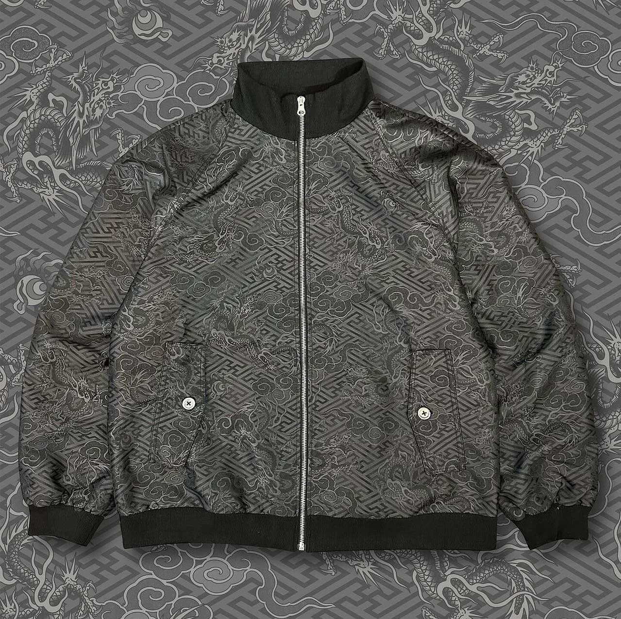 🔥NEW🔥 Dragon zip jacket 🐉🔥
Design by @hirotattooer x @koner_gallery
.
Light zip-up jacket in black with subtle repeating Japanese dragon and hōju motif. 
.
Sizes: M, L, XL, XXL
.
20900 円 (税込・tax included)
.
Available at C&ouml;mpany and @koner_ga