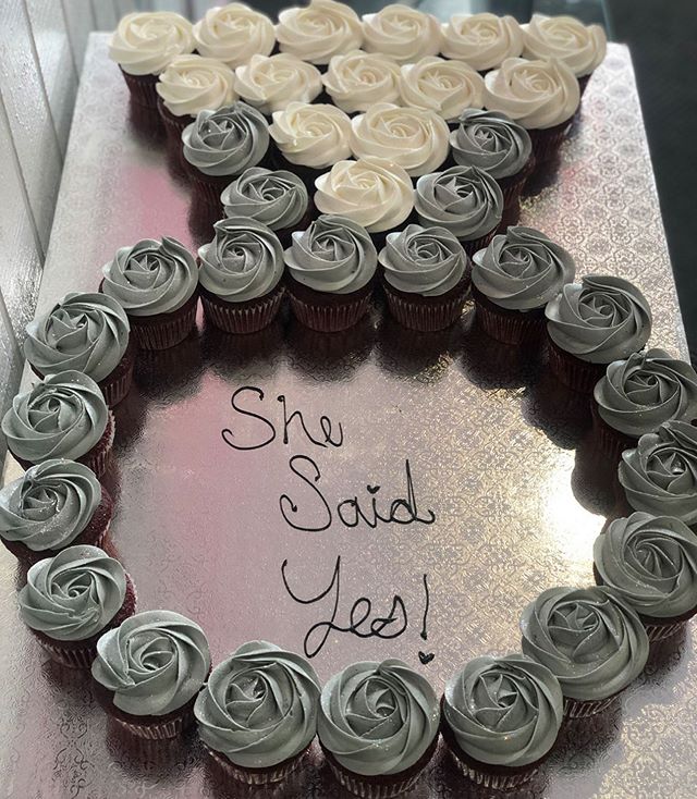 Engagement Ring Cupcake Cake! #mountvernon #westchesterbakery #cupcakecutieboutique #nyc #westchestercounty #nycupcakes #westchestersbest #westchestercupcakes #cupcakecutieboutique