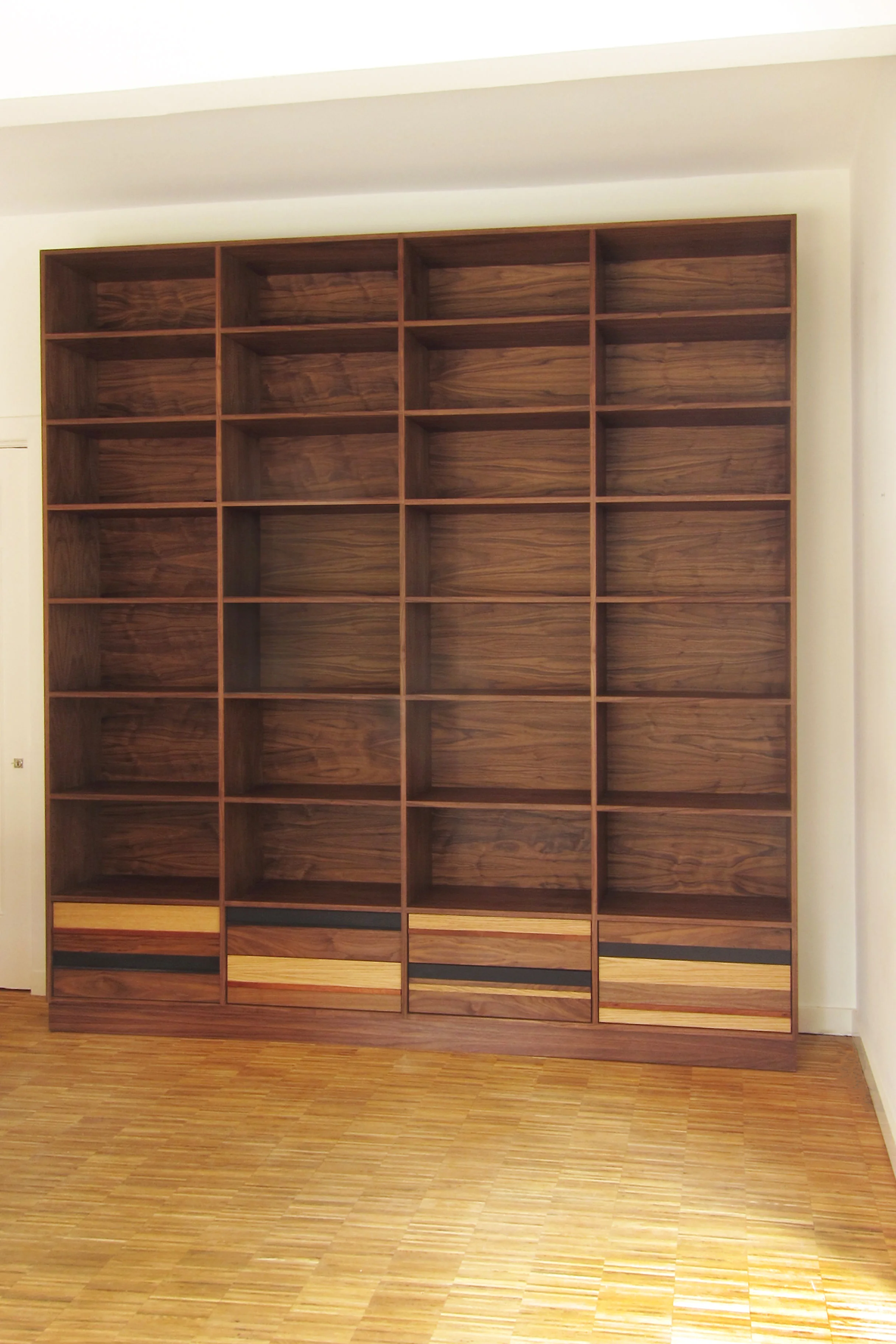 Boekenkast notenhout met laden