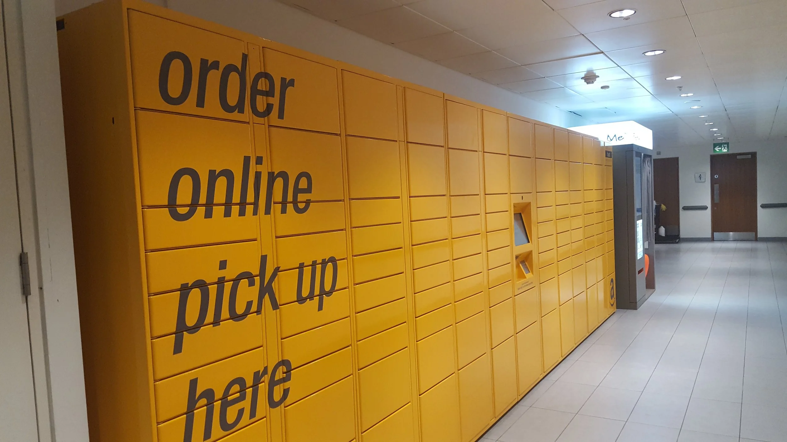 Author domdomegg https://commons.wikimedia.org/wiki/File:Amazon_Locker_Faust_side_view_3.jpg