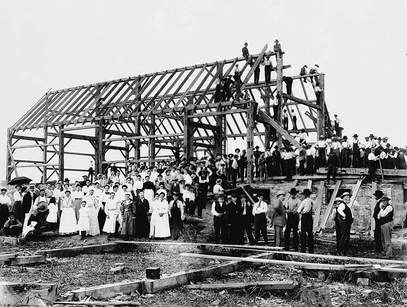 https://upload.wikimedia.org/wikipedia/commons/thumb/a/ab/Barn_raising_in_Lansing.jpg/800px-Barn_raising_in_Lansing.jpg