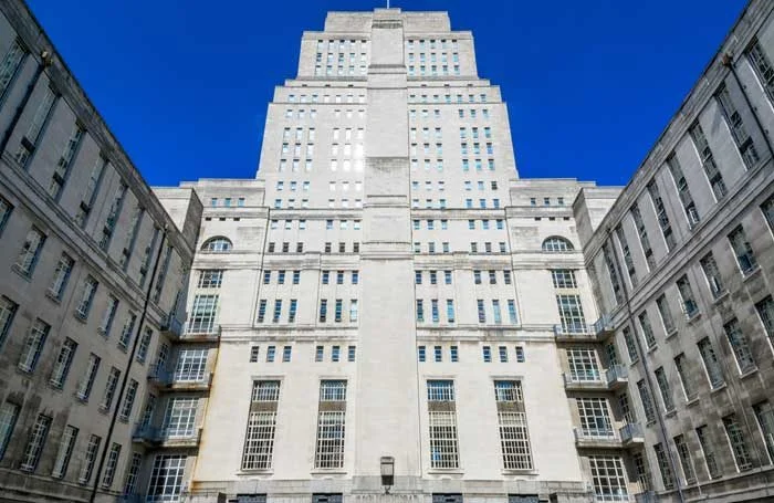 Senate-House-Library-in-London-c-I-Wei-Huang-shutterstock_529429510-700x455.jpg