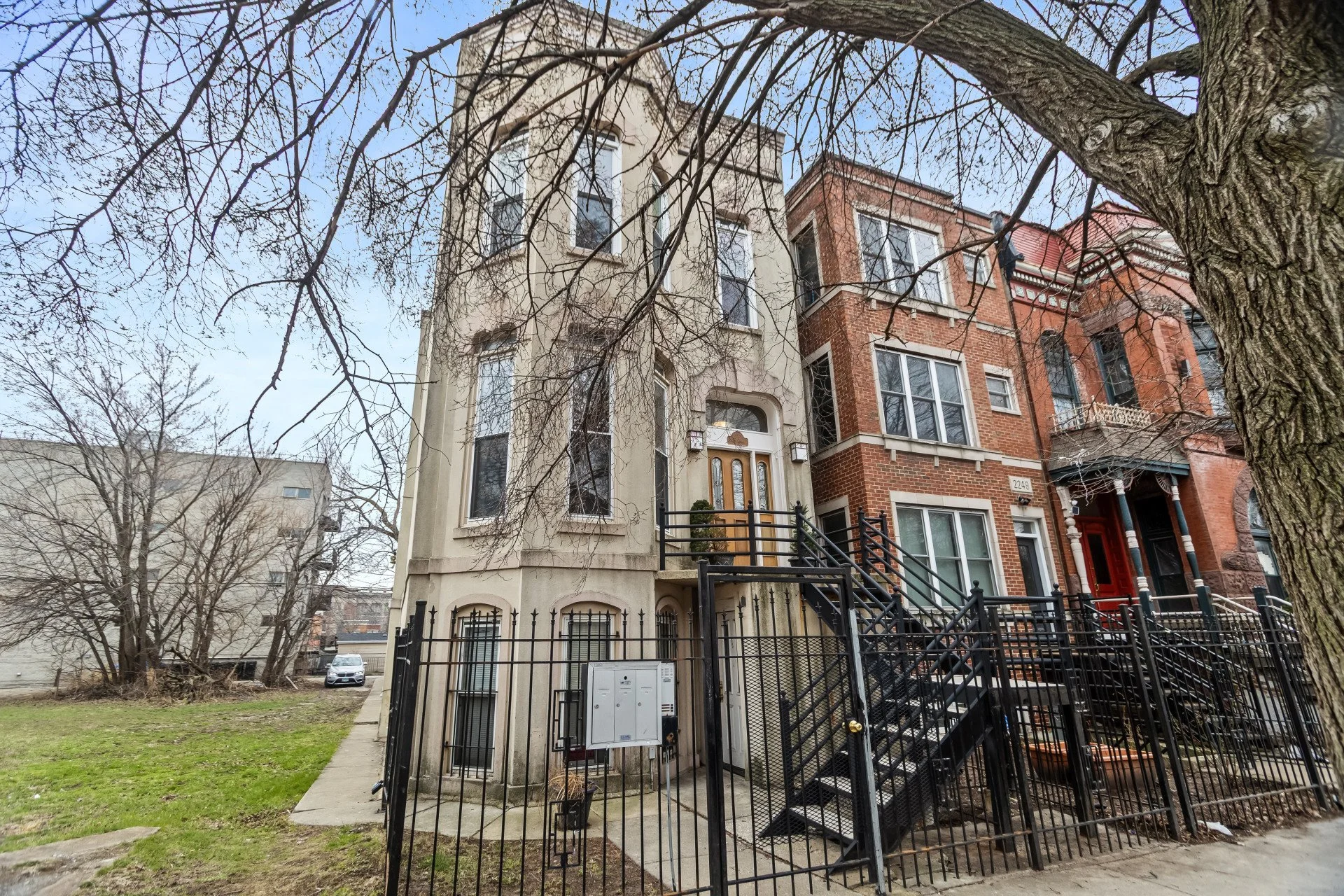 Huge 3 Bed / 2 Bath Near West Side Condo