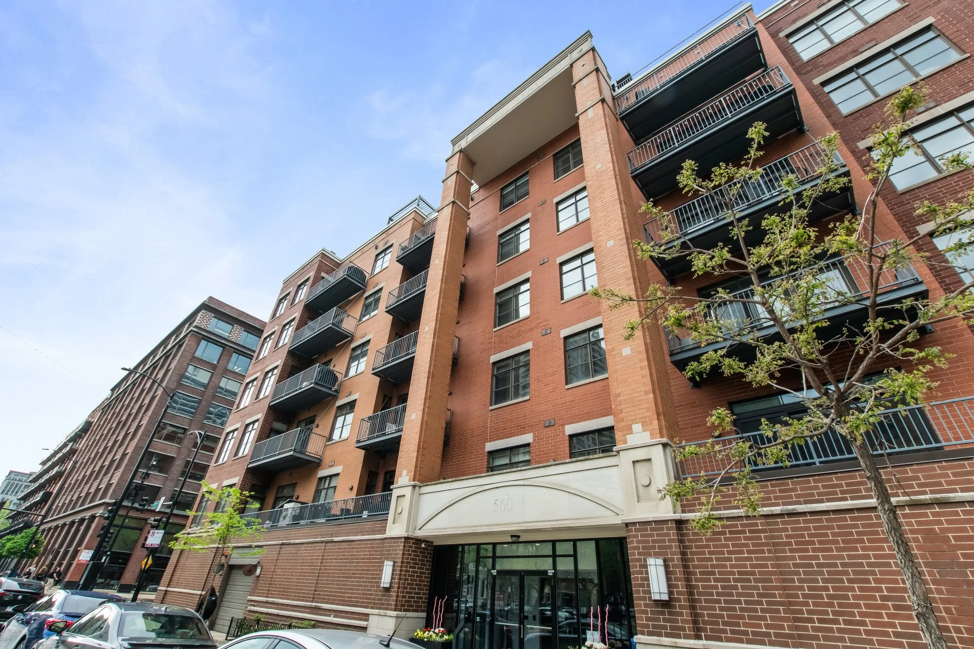 Expansive 3 Bed / 2.5 Bath Duplex-Up Condo