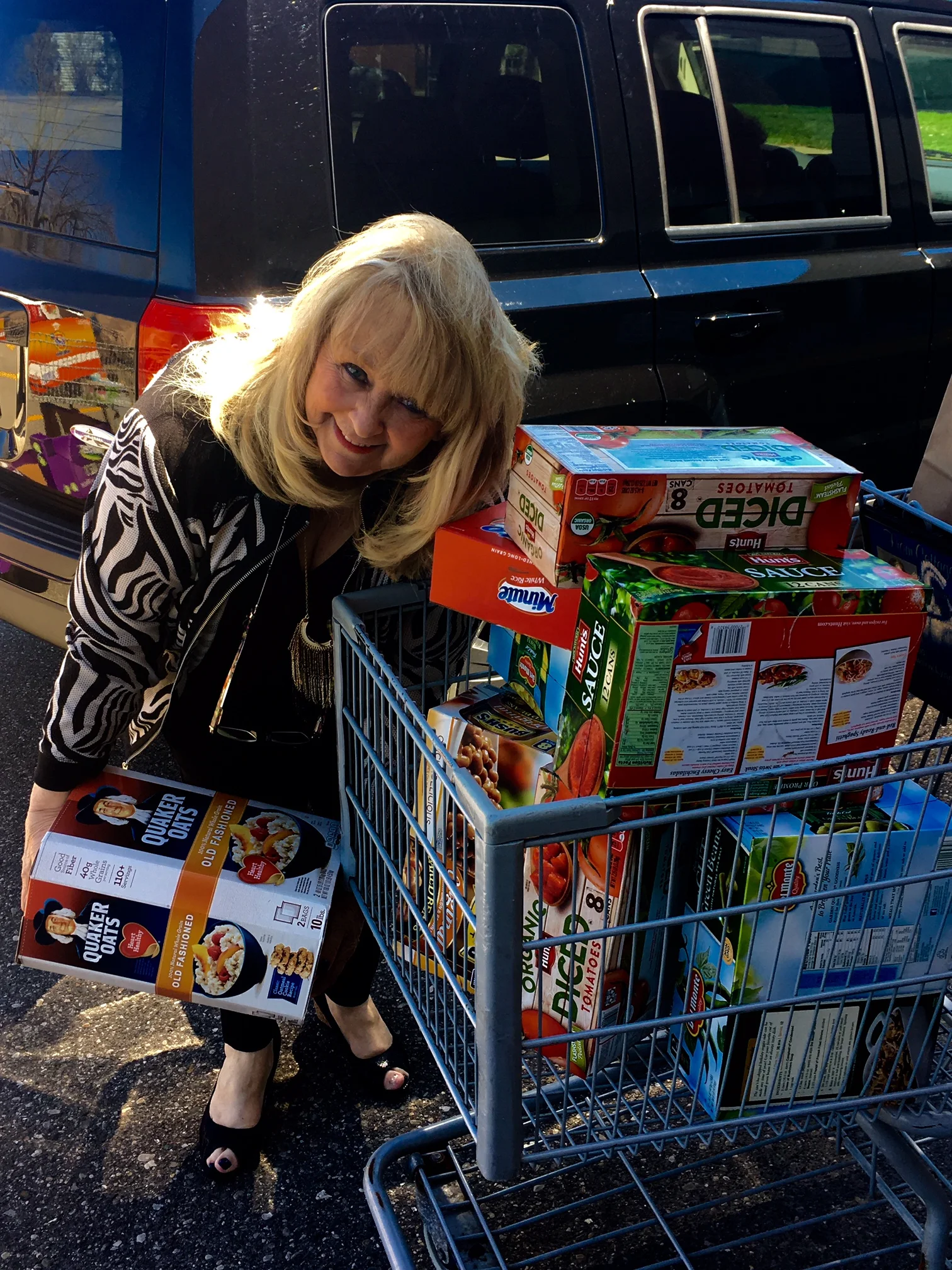 The Linda Rea Team Donates to Neighborhood House Food Pantry!