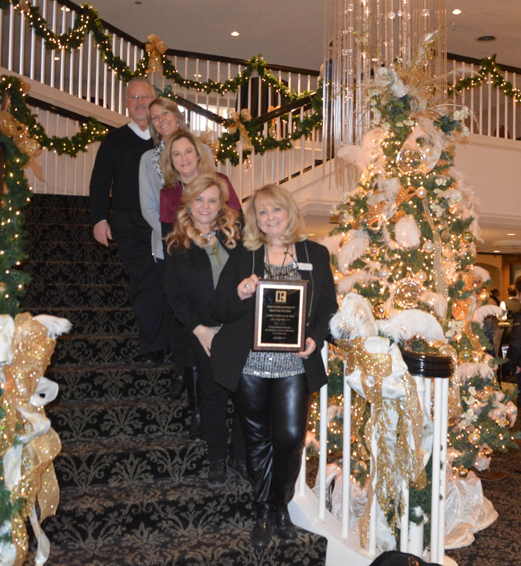 Linda Rea Receives Humanitarian Award