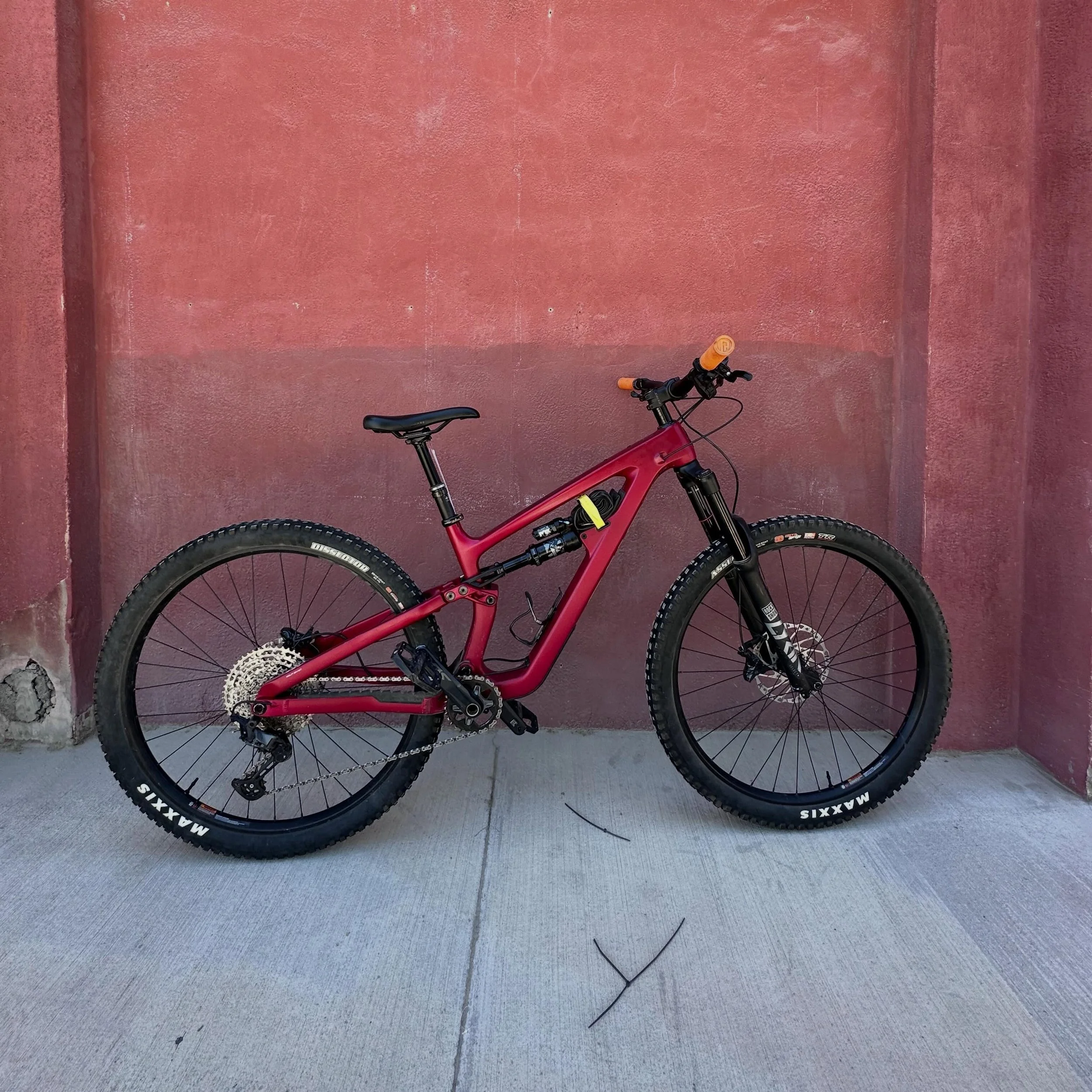 Salsa Blackthorn Carbon SLX Mountain Bike 🚵🏼&zwj;♀️ Size Medium ~
MSRP: $5,000
WGE Price: $2,299.99