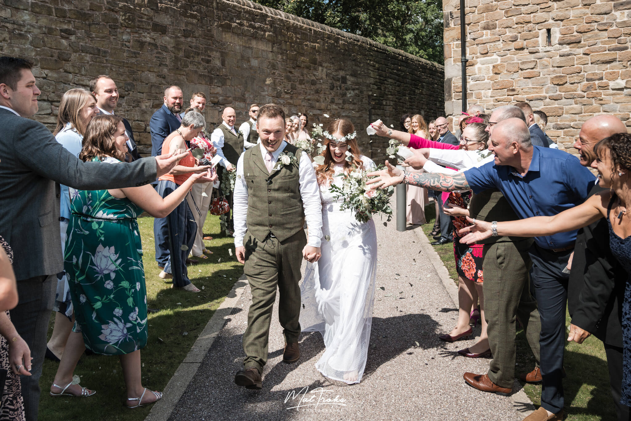 barn.wedding.ceremony.ideas.photographer.near.me.chesterfield.derby.sheffield.relaxed (14).jpg