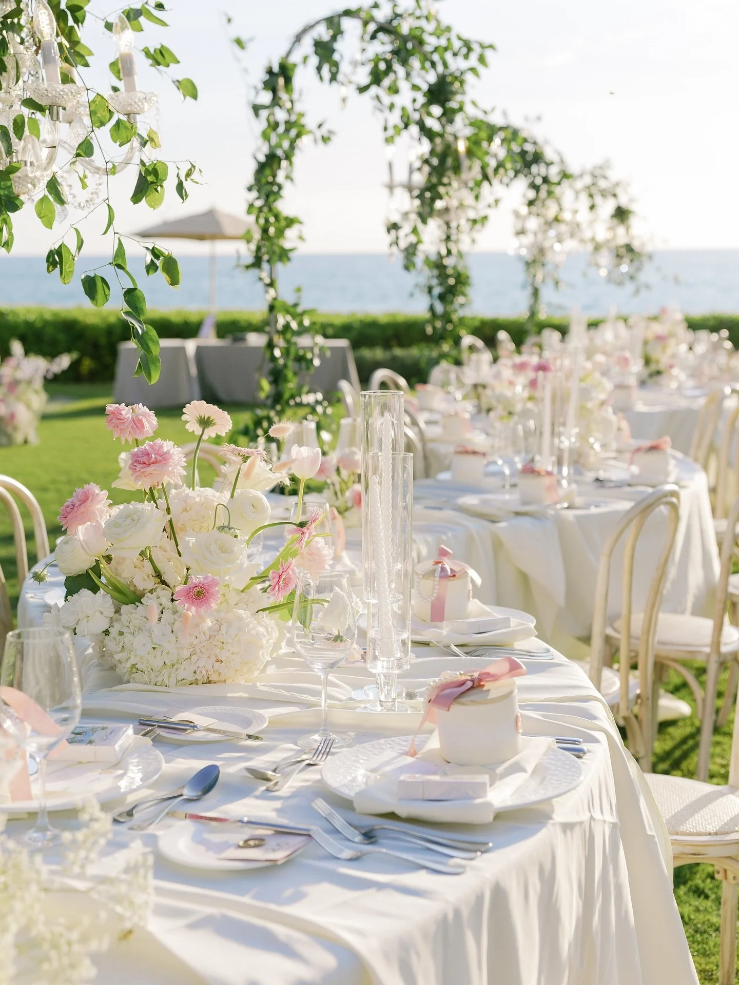 Last week&rsquo;s wedding at the Four Seasons Oahu was truly a feast for the eyes and the heart🥰

Every single detail was thoughtfully curated &mdash; from the elegant welcome mirror and the chic seating chart, to the breathtaking S-shaped dinner ta