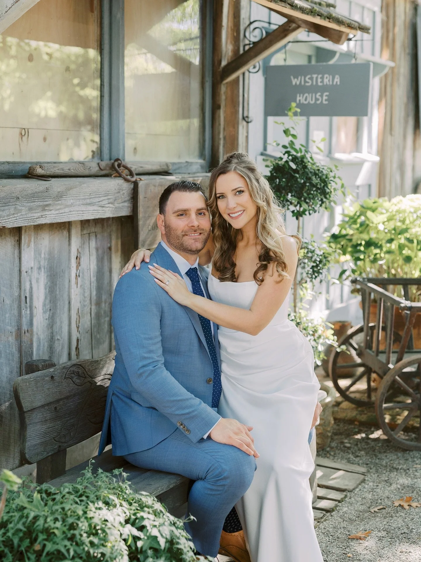 Last weekend, we returned to one of our favorite wedding venues &mdash; Allied Arts Guild &mdash; to capture V &amp; S&rsquo;s beautiful celebration.
It was an intimate gathering filled with so much joy and love. The wedding design featured a classic