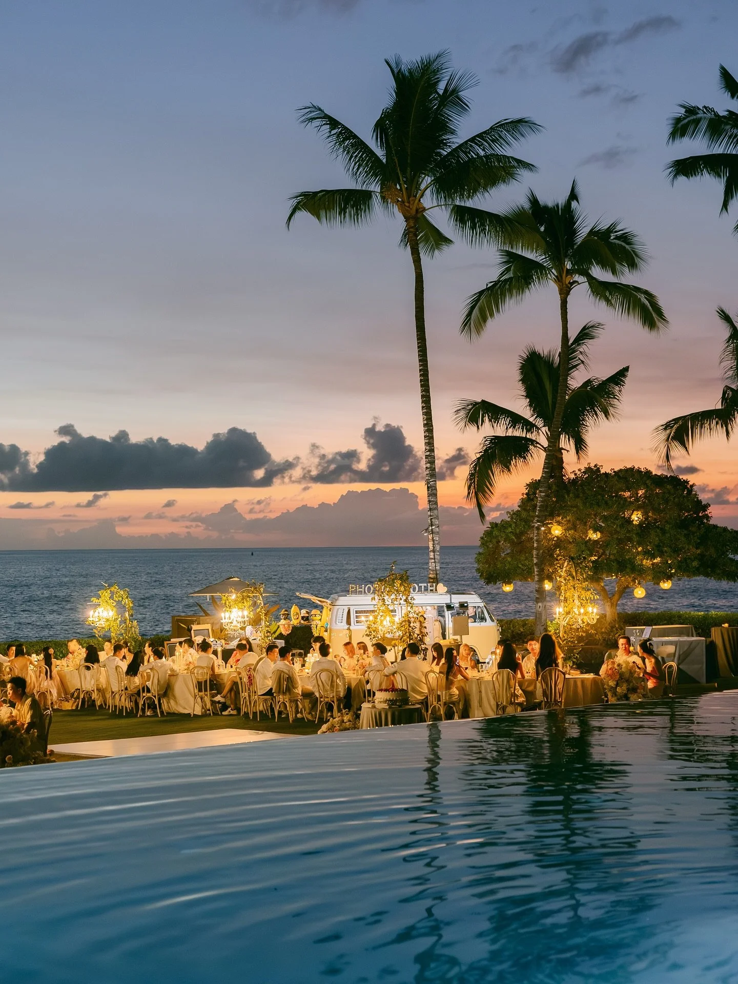 This beautiful wedding at Four Seasons Oʻahu unfolded against the backdrop of a breathtaking Hawaiian sunset. The long reception tables by the infinity pool, framed by palm trees and warm golden lights, created a romantic and unforgettable atmosphere