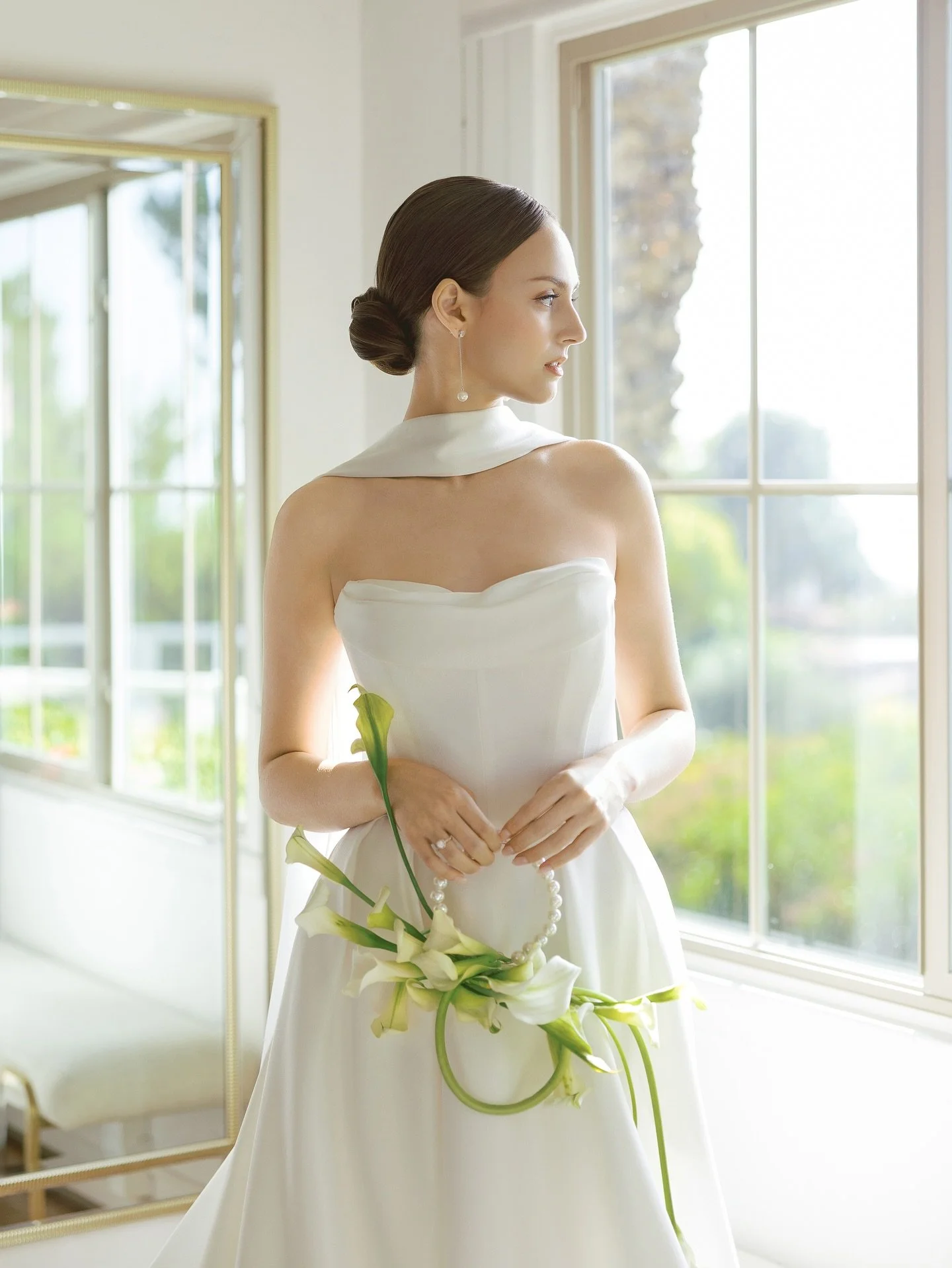 Two modern bridal bouquets, two moods ✨
The first &mdash; an artful composition of calla lilies and pearls, minimalist yet full of sculptural elegance.
The second &mdash; a cascading bouquet in soft yellow tones, blooming with warmth, freshness, and 